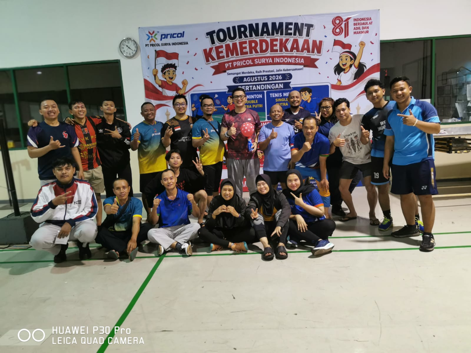 Foto bersama seluruh peserta friendly match badminton dari sudut pandang berbeda
