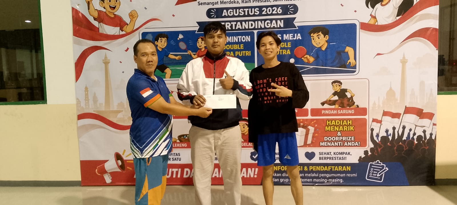 Penyerahan hadiah kepada pasangan pemenang turnamen badminton PT IPP dan PT Pricol Surya Indonesia