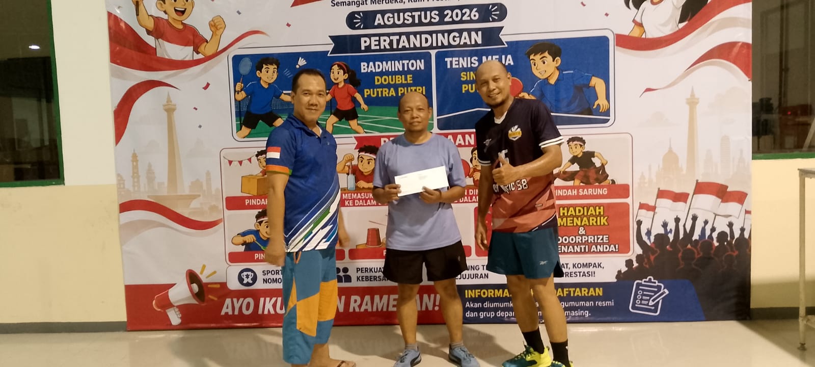 Peserta putri menerima hadiah turnamen badminton bersama rekan setimnya