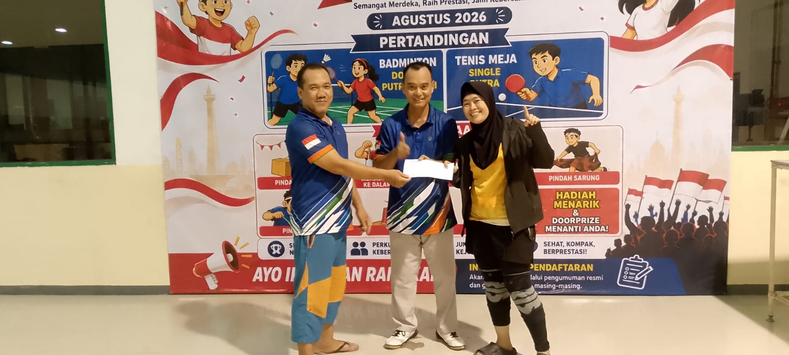 Sesi penyerahan hadiah turnamen badminton dengan suasana penuh tawa