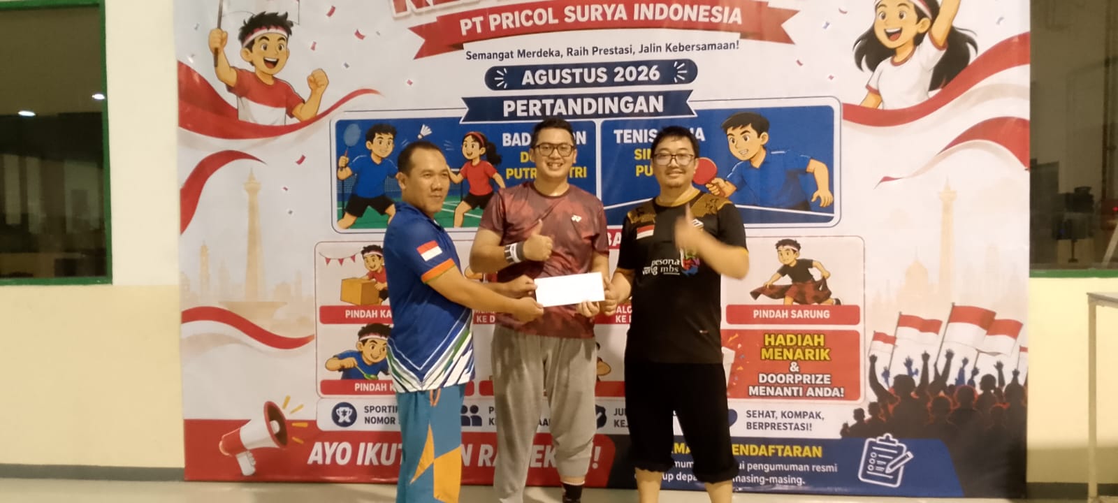 Para pemain badminton berpose percaya diri sebelum bertanding