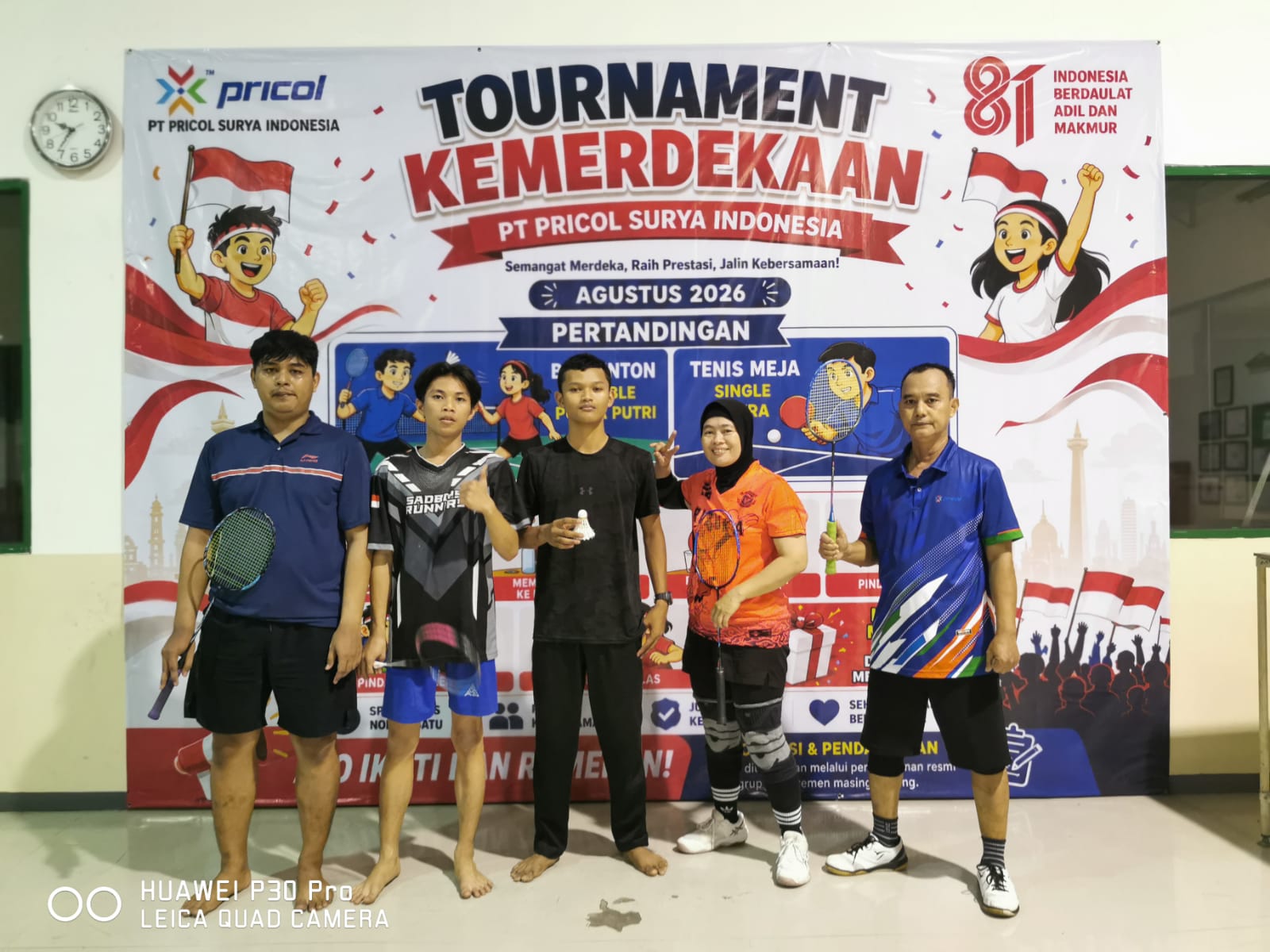Pose kebersamaan antar pemain dalam turnamen badminton